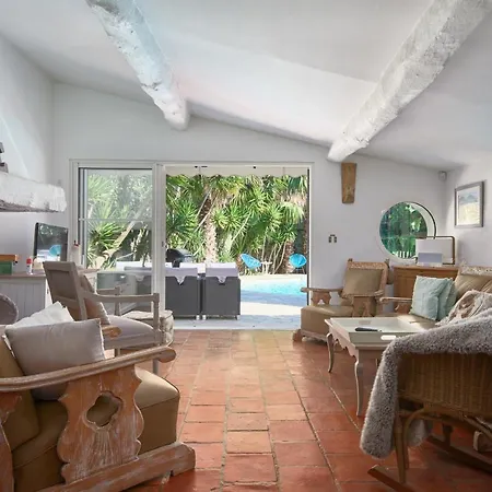Vila Surrounded By Greenery - Les Pins *